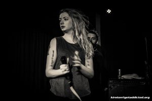 Becca Macintyre von den Marmozets live im Blue Shell in Köln 2015